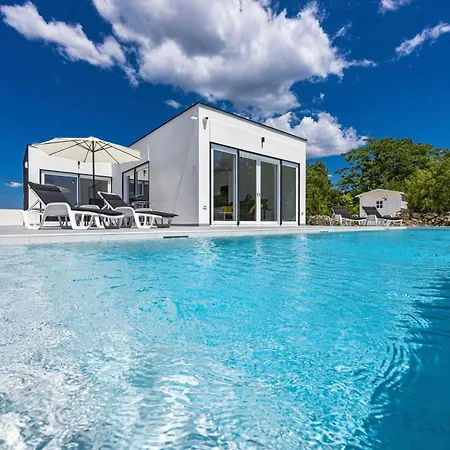 וילה Karoline With Private Pool *
